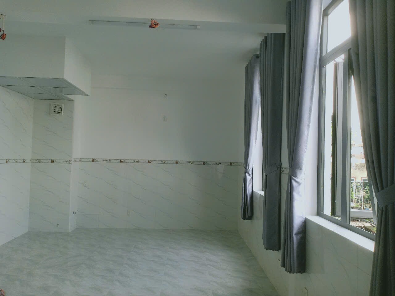 Chính chủ thuê phòng mới xây sạch se, có máy lạnh tủ bếp, rèm cửa, cầu thang máy-1