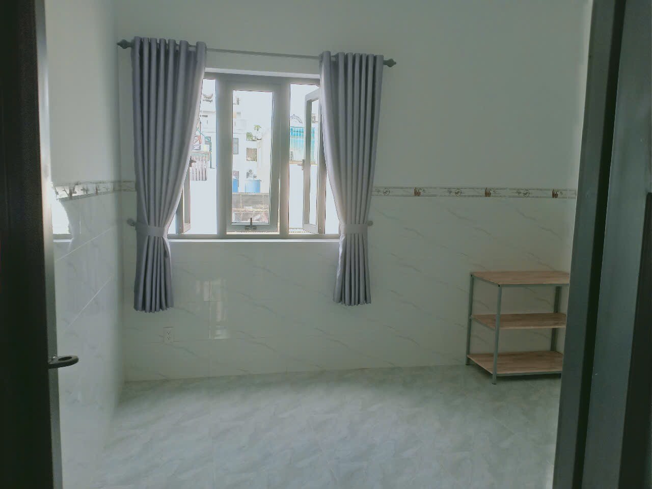 Chính chủ thuê phòng mới xây sạch se, có máy lạnh tủ bếp, rèm cửa, cầu thang máy-2