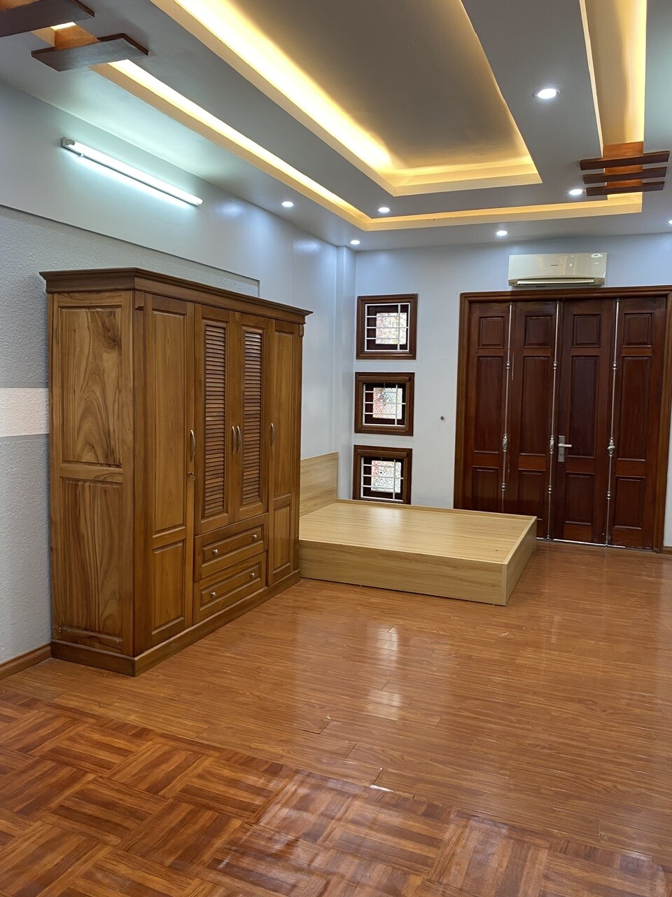 Phòng khép kín Nữ ở , 35m2, sát chợ dịch vọng,-0