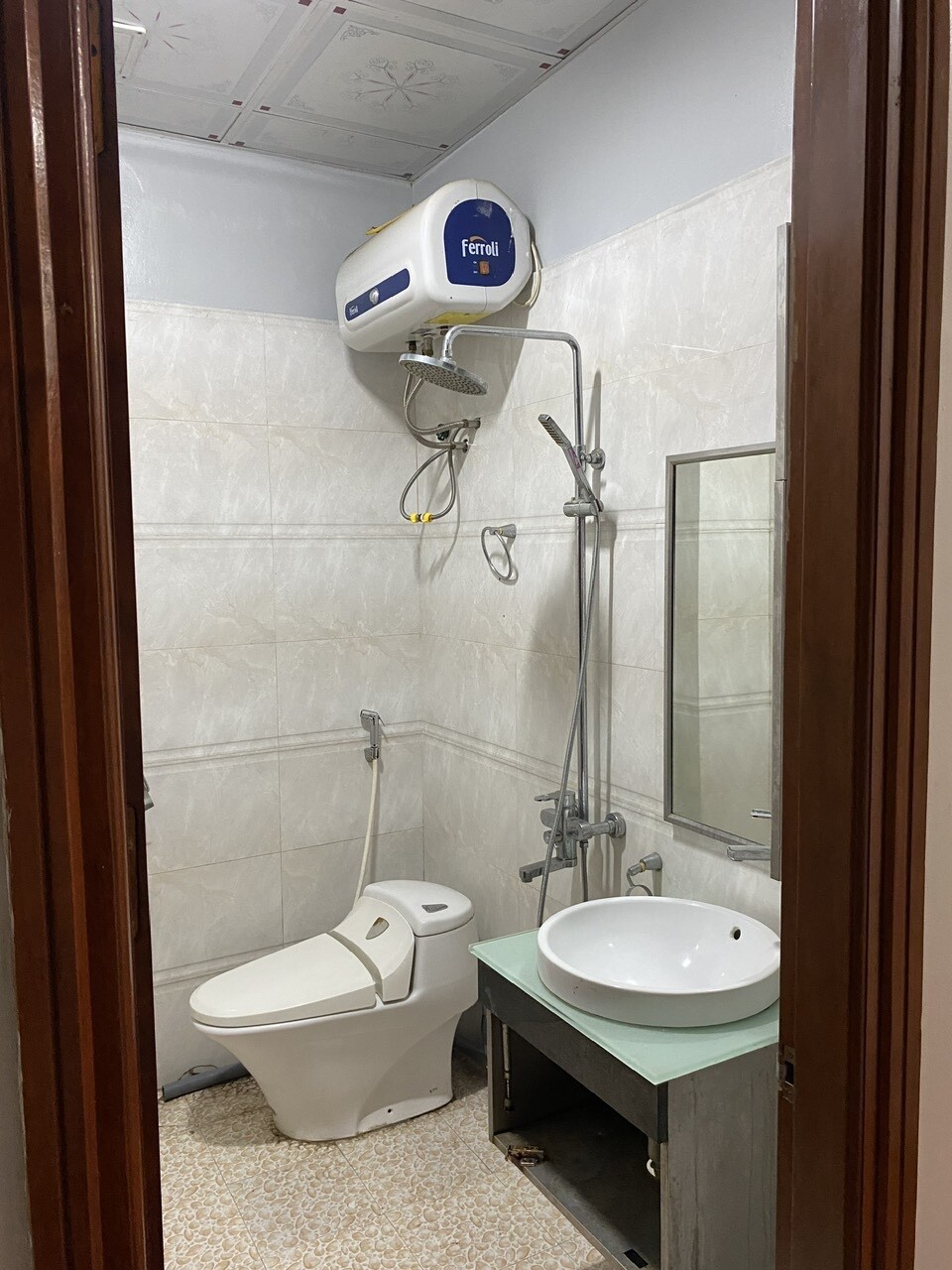 Phòng khép kín Nữ ở , 35m2, sát chợ dịch vọng,-1