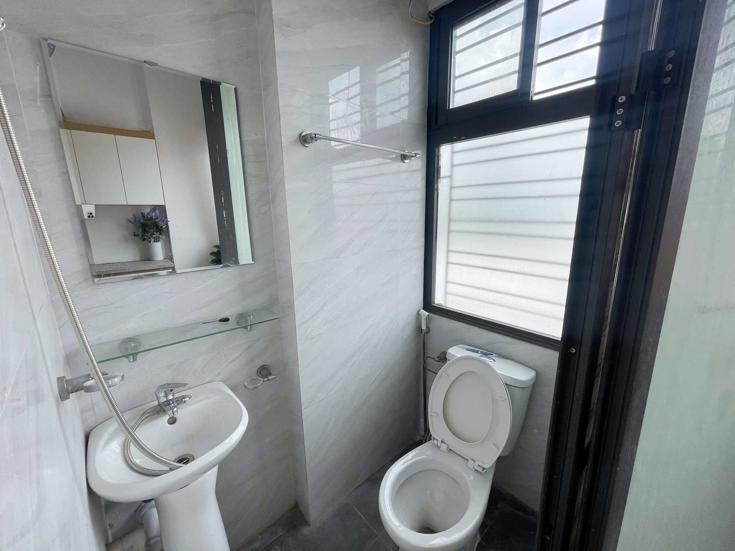 PHÒNG TRỌ Ở ĐƯỢC LUÔN ,CÓ CỬA SỔ TO ,NHẬN XE ĐIỆN VÀ CHO NUÔI THÚ CƯNG-5