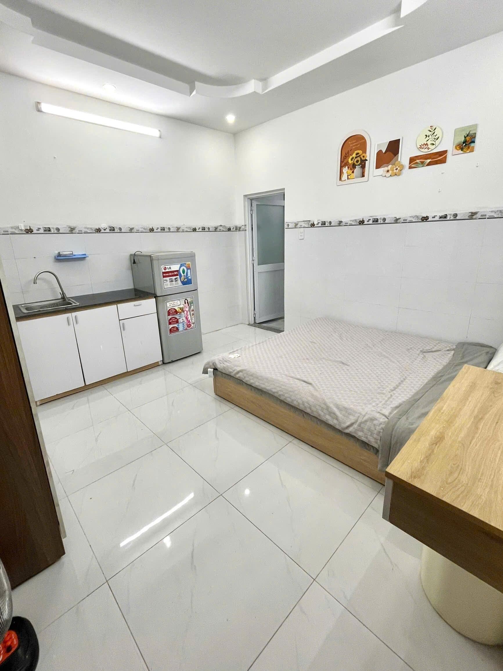 Cho thuê phòng trọ tại Bình Thạnh cách Emart 700m và Hutech 2km có gần như đầy đủ nội thật lh zl:0332550866-2