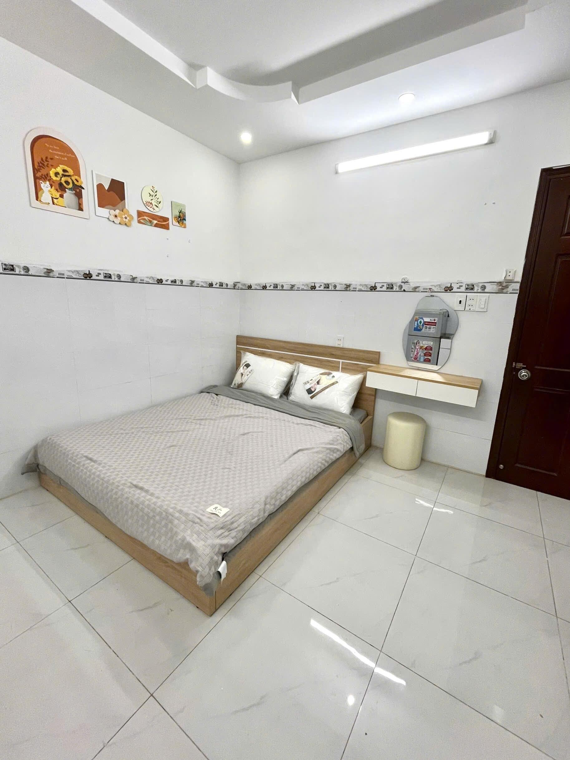 Cho thuê phòng trọ tại Bình Thạnh cách Emart 700m và Hutech 2km có gần như đầy đủ nội thật lh zl:0332550866-3