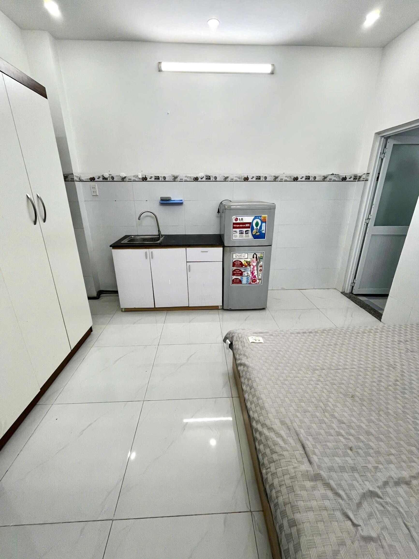 Cho thuê phòng trọ tại Bình Thạnh cách Emart 700m và Hutech 2km có gần như đầy đủ nội thật lh zl:0332550866-4