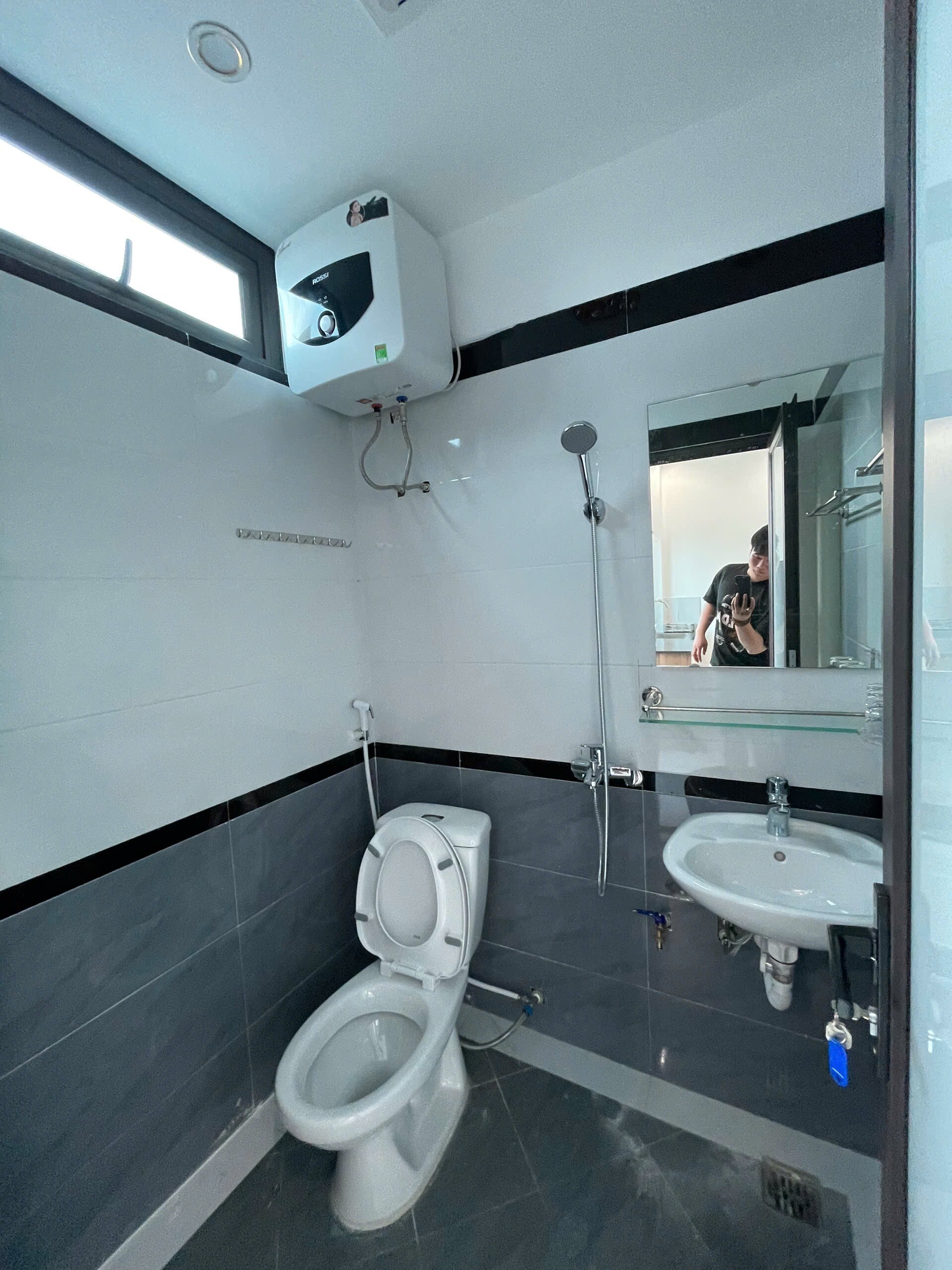 CẦN CHO THUÊ PHÒNG tại 164 Lĩnh Nam + ban công thoáng sáng + nhà xây mới có thang máy-0