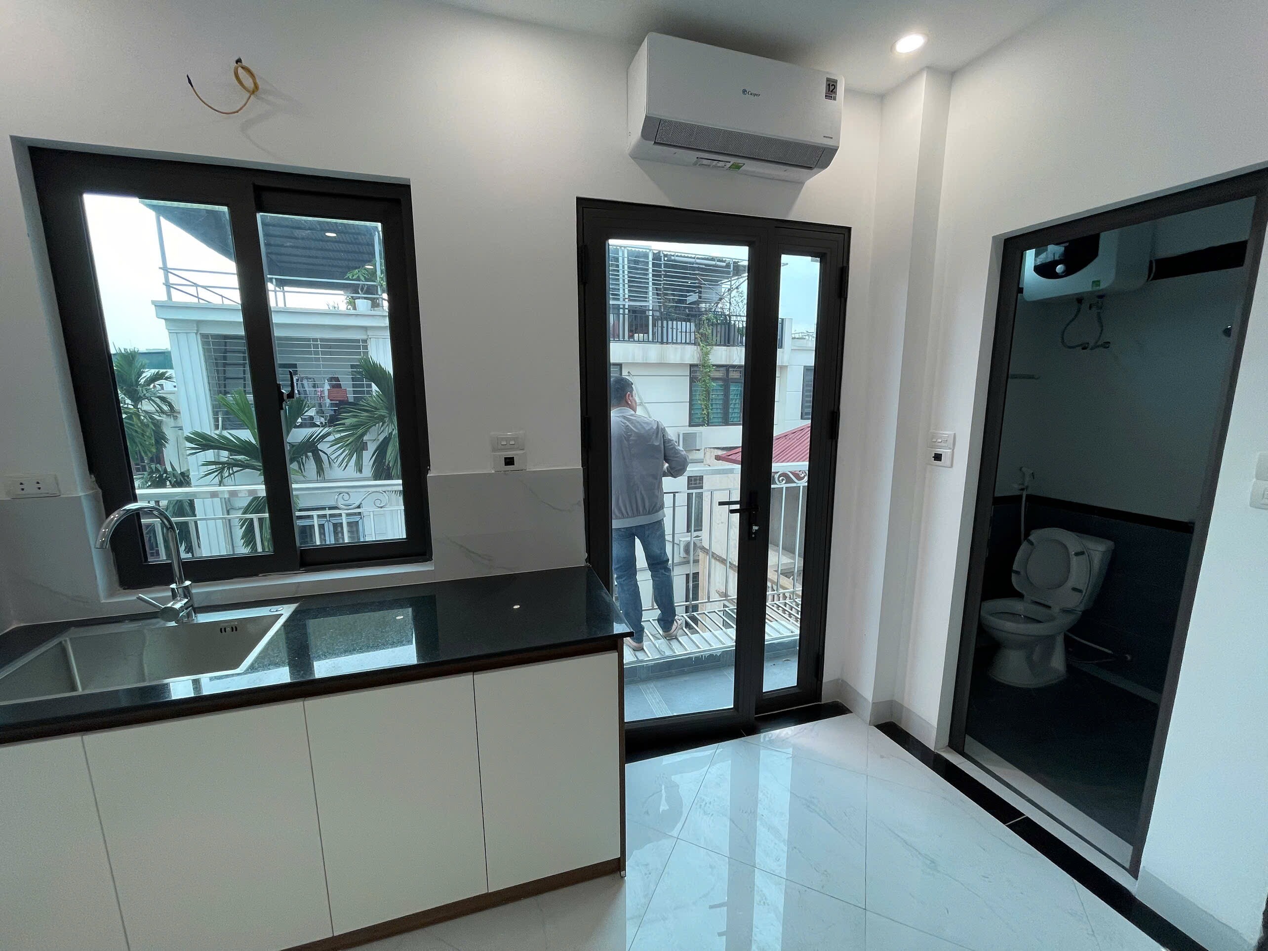 CẦN CHO THUÊ PHÒNG tại 164 Lĩnh Nam + ban công thoáng sáng + nhà xây mới có thang máy-1