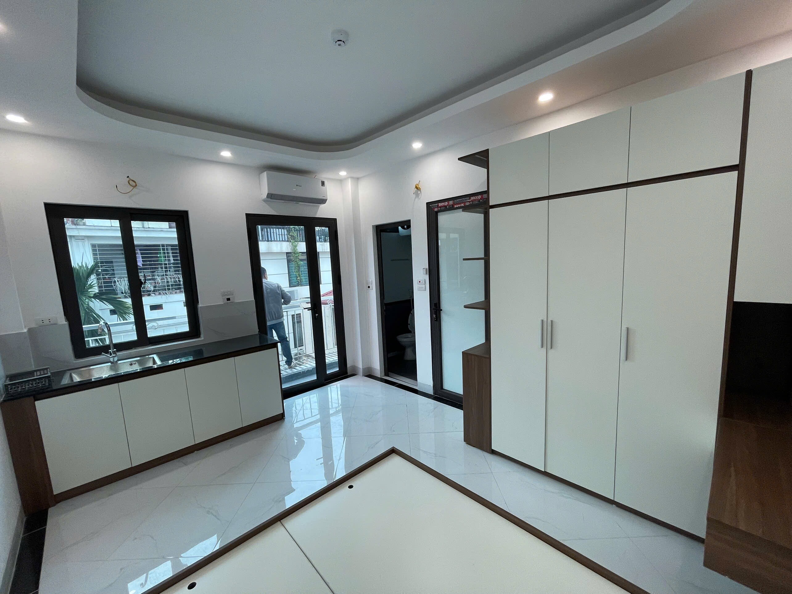 CẦN CHO THUÊ PHÒNG tại 164 Lĩnh Nam + ban công thoáng sáng + nhà xây mới có thang máy-2