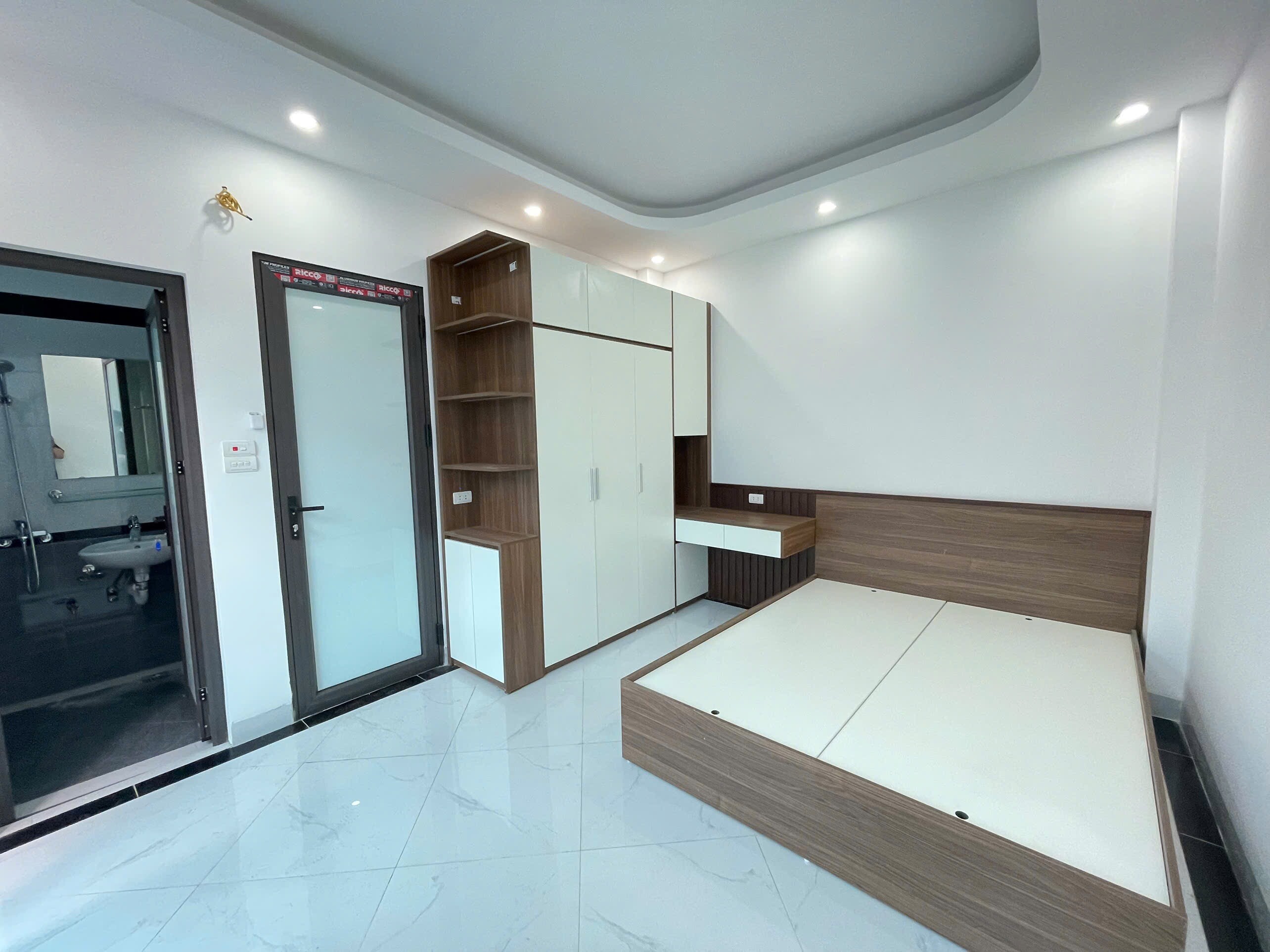 CẦN CHO THUÊ PHÒNG tại 164 Lĩnh Nam + ban công thoáng sáng + nhà xây mới có thang máy-3