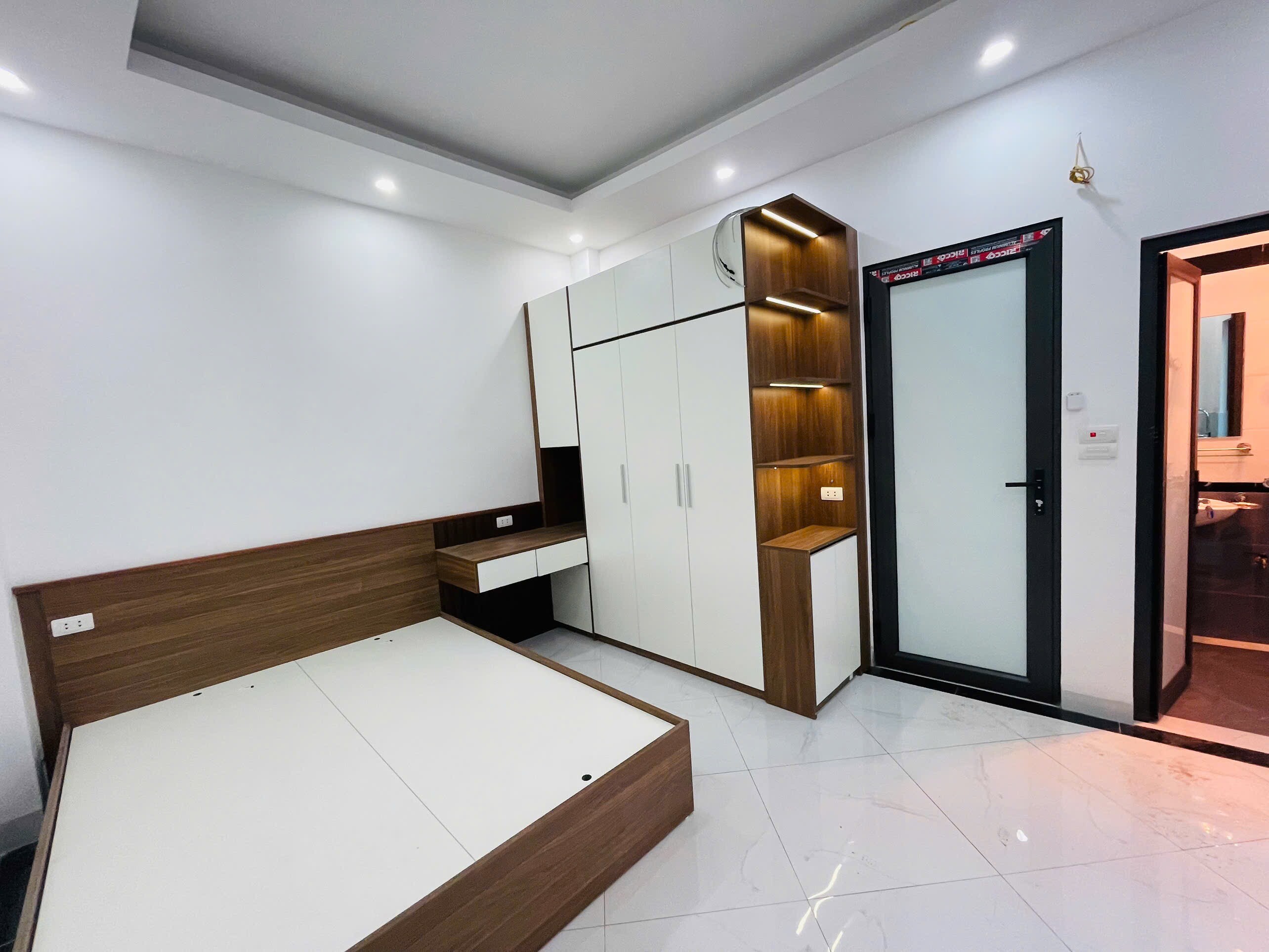 CẦN CHO THUÊ PHÒNG tại 164 Lĩnh Nam + ban công thoáng sáng + nhà xây mới có thang máy-5