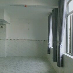 Chính chủ thuê phòng mới xây sạch se, có máy lạnh tủ bếp, rèm cửa, cầu thang máy