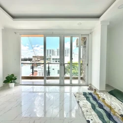 Pass gấp phòng ban công view siêu đẹp hỗ trợ giảm 700k tiền cọc