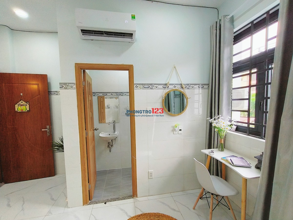 Phòng ban công, an ninh, mới 100% gần ĐH Marketing Quận 7-2