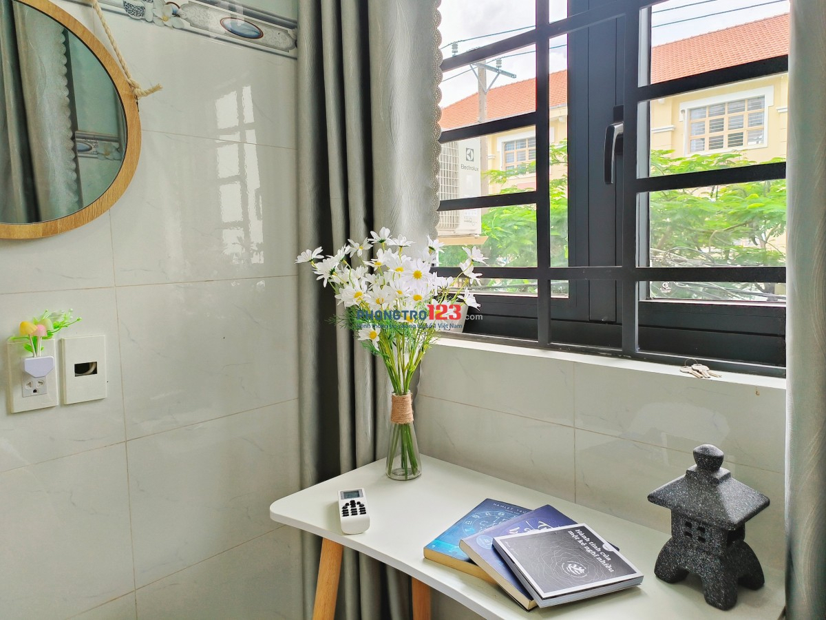 Phòng ban công, an ninh, mới 100% gần ĐH Marketing Quận 7-3