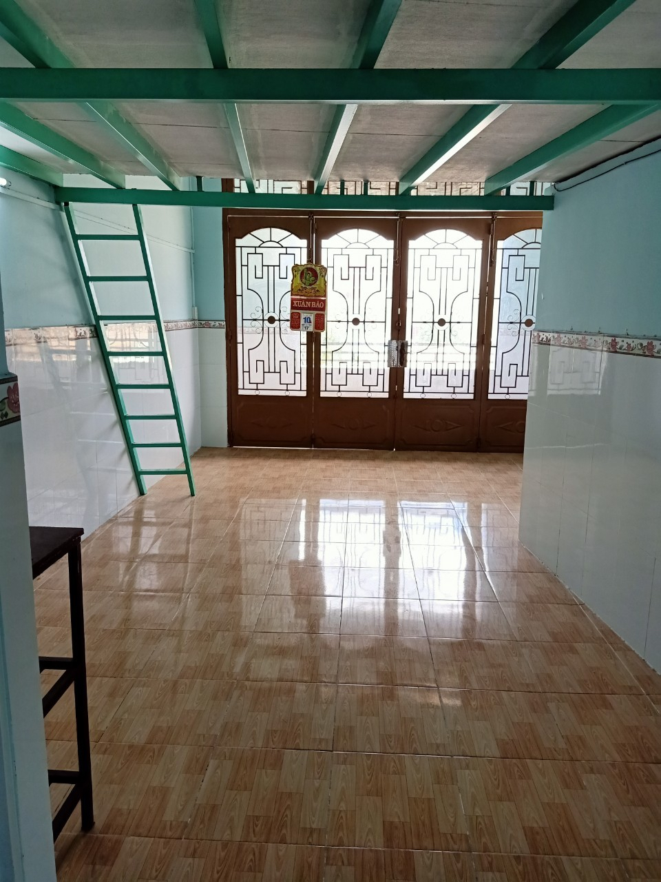 Cho thuê phòng trọ có ban công thoáng mát, gác cao, 40m2 ngay đường Liên khu 10 - 11, quận Bình Tân.-0