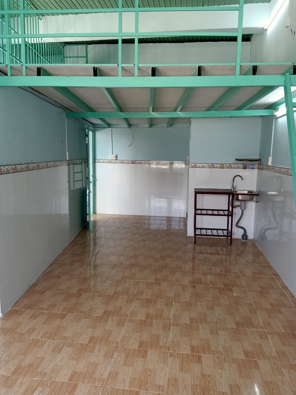 Cho thuê phòng trọ có ban công thoáng mát, gác cao, 40m2 ngay đường Liên khu 10 - 11, quận Bình Tân.-1