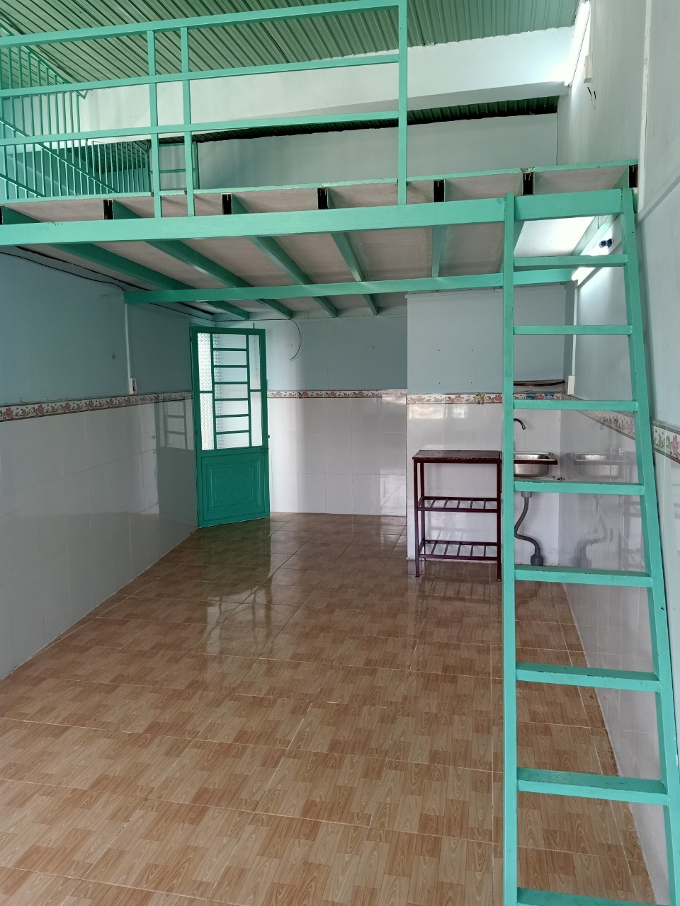 Cho thuê phòng trọ có ban công thoáng mát, gác cao, 40m2 ngay đường Liên khu 10 - 11, quận Bình Tân.-2